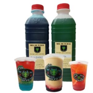 Bebidas coloridas em garrafas grandes