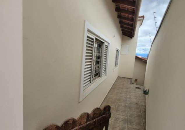 ALUGA-SE casa á 500mt centro São Paulo