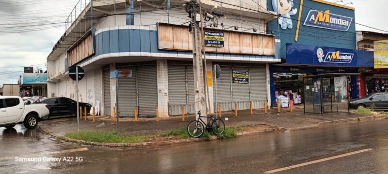 ALUGA-SE LOJA COMERCIAL DE ESQUINA, com 700 m² de área construída, em Águas Lindas de Goiás