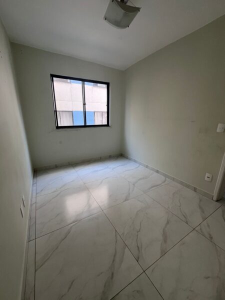 Apartamento 2 quartos, 1 banheiro, vaga de garagem, com cozinha planejada e porcelanato.
