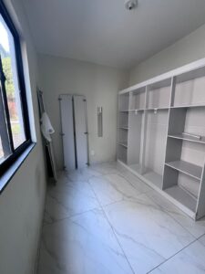 Apartamento 2 quartos, 1 banheiro, vaga de garagem, com cozinha planejada e porcelanato.