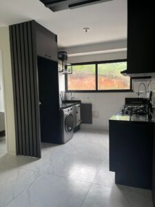 Apartamento 2 quartos, 1 banheiro, vaga de garagem, com cozinha planejada e porcelanato.