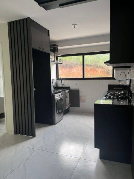 Apartamento 2 quartos, 1 banheiro, vaga de garagem, com cozinha planejada e porcelanato.