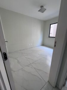 Apartamento 2 quartos, 1 banheiro, vaga de garagem, com cozinha planejada e porcelanato.