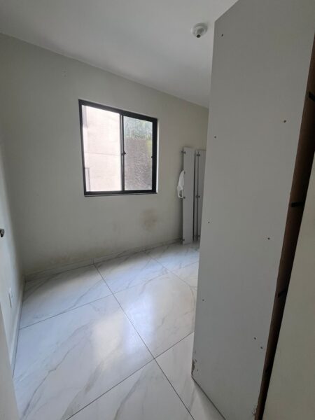 Apartamento 2 quartos, 1 banheiro, vaga de garagem, com cozinha planejada e porcelanato.