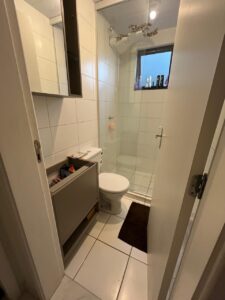 Apartamento 2 quartos, 1 banheiro, vaga de garagem, com cozinha planejada e porcelanato.
