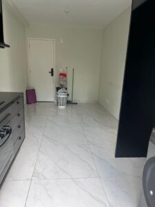 Apartamento 2 quartos, 1 banheiro, vaga de garagem, com cozinha planejada e porcelanato.