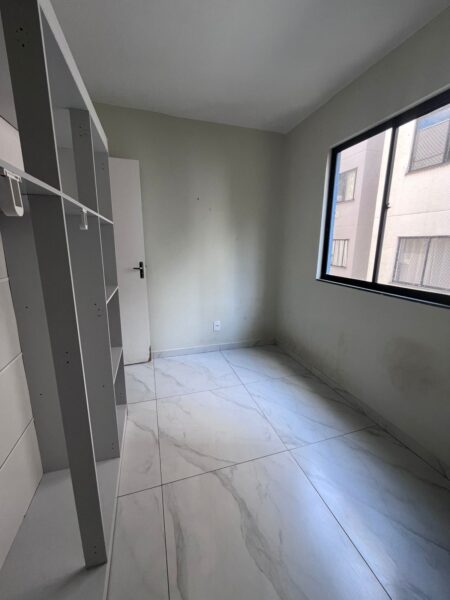 Apartamento 2 quartos, 1 banheiro, vaga de garagem, com cozinha planejada e porcelanato.