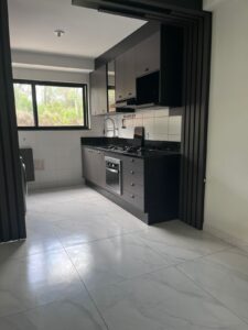 Apartamento 2 quartos, 1 banheiro, vaga de garagem, com cozinha planejada e porcelanato.