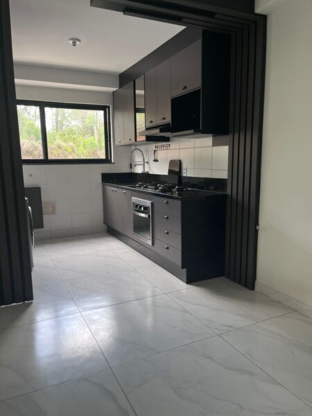Apartamento 2 quartos, 1 banheiro, vaga de garagem, com cozinha planejada e porcelanato.