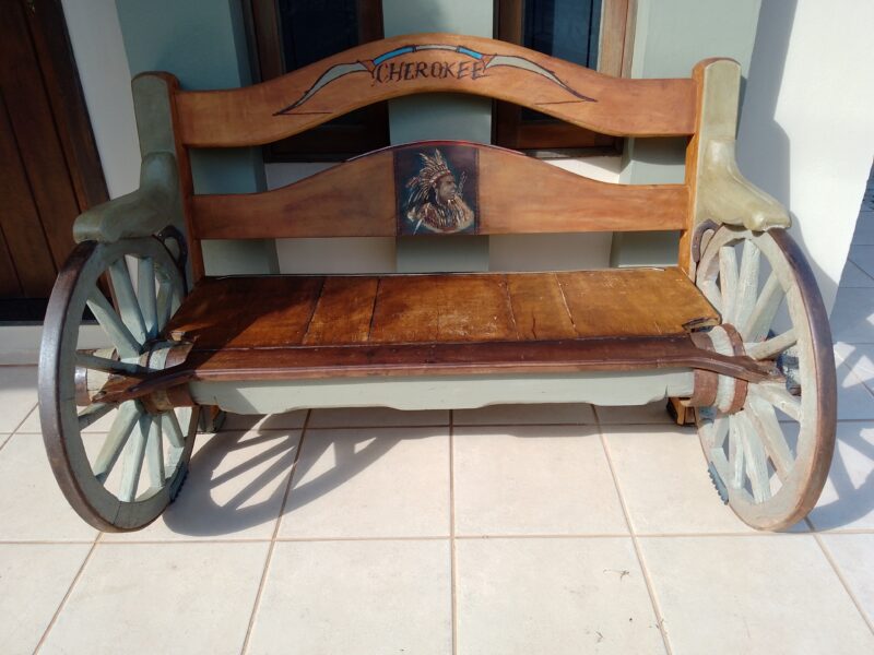 Vendo banco com rodas de carroça novo