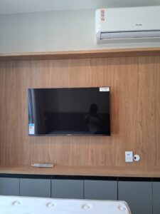 Instalador de televisão no suporte na parede ou painel