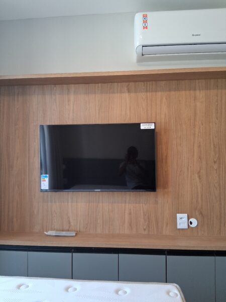 Instalador de televisão no suporte na parede ou painel