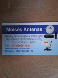 Instalador de televisão no suporte na parede ou painel
