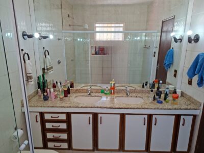 CASA DE 2 ANDARES | 3 QUARTOS | 1 SUÍTE | 4 BANHEIROS | ATÉ 3 CARROS | SUBSOLO MULTIUSO