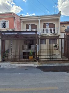 CASA DE 2 ANDARES | 3 QUARTOS | 1 SUÍTE | 4 BANHEIROS | ATÉ 3 CARROS | SUBSOLO MULTIUSO