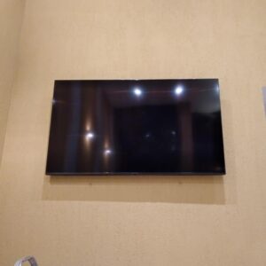 Instalador de televisão no suporte na parede ou painel
