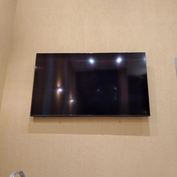 Instalador de televisão no suporte na parede ou painel