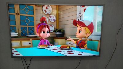 Instalador de televisão no suporte na parede ou painel